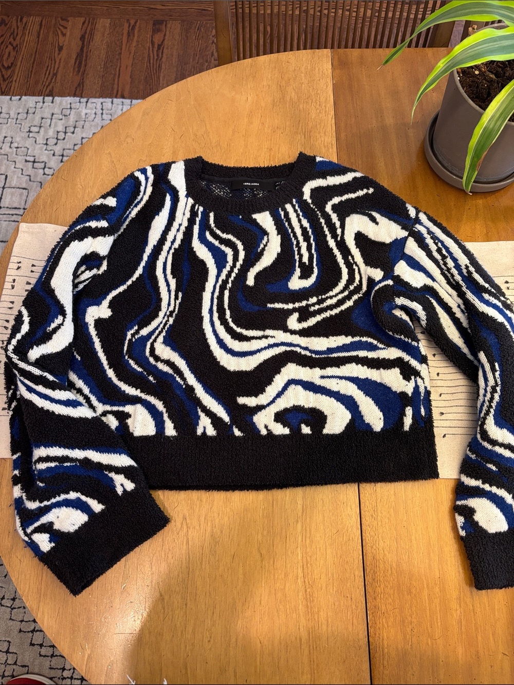 Vero Moda Black, White & Blue Swirl Crop Crew Sweater
